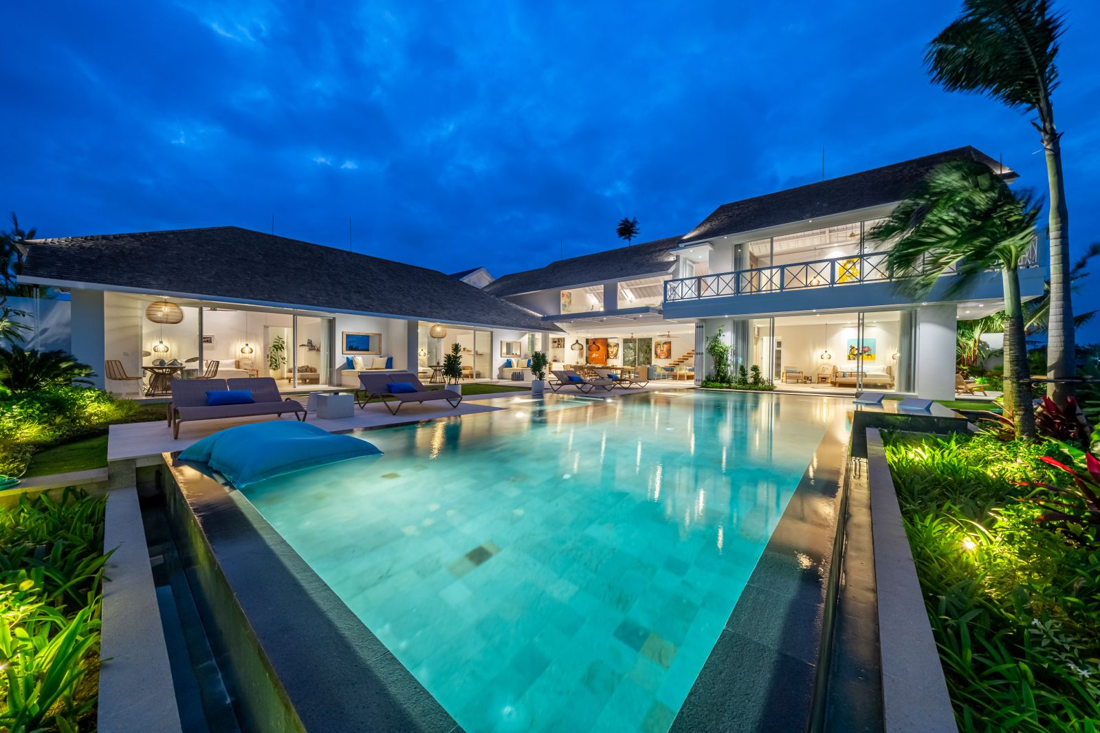 MID-CENTURY COASTAL VILLA